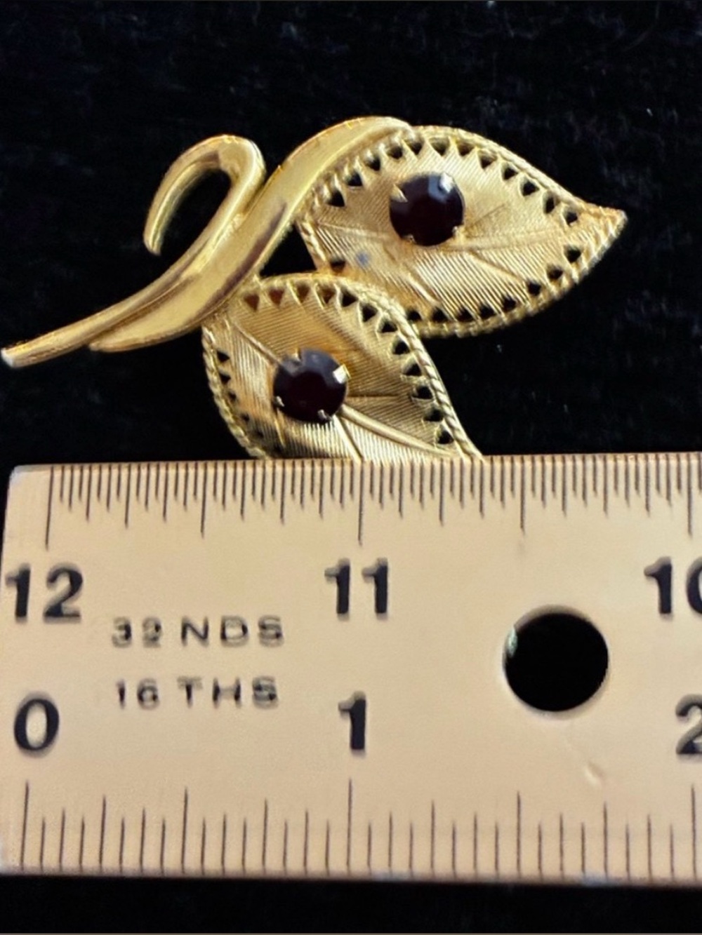 VINTAGE EUC 80S CELEBRITY GOLD-TONE LEAF BROOCH WITH RED RHINESTONES - Picture 6 of 8